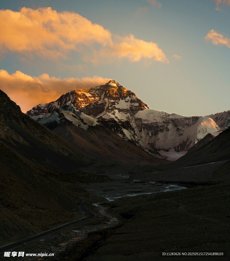 夕阳下的壮丽雪山景观