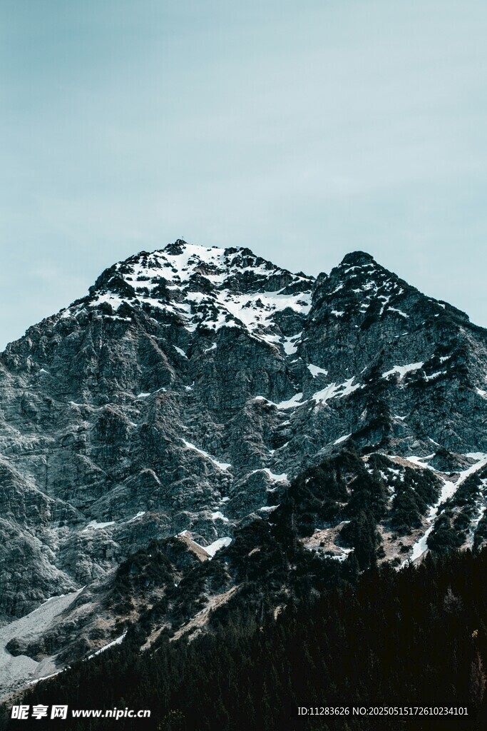 巍峨雪山壮丽景致