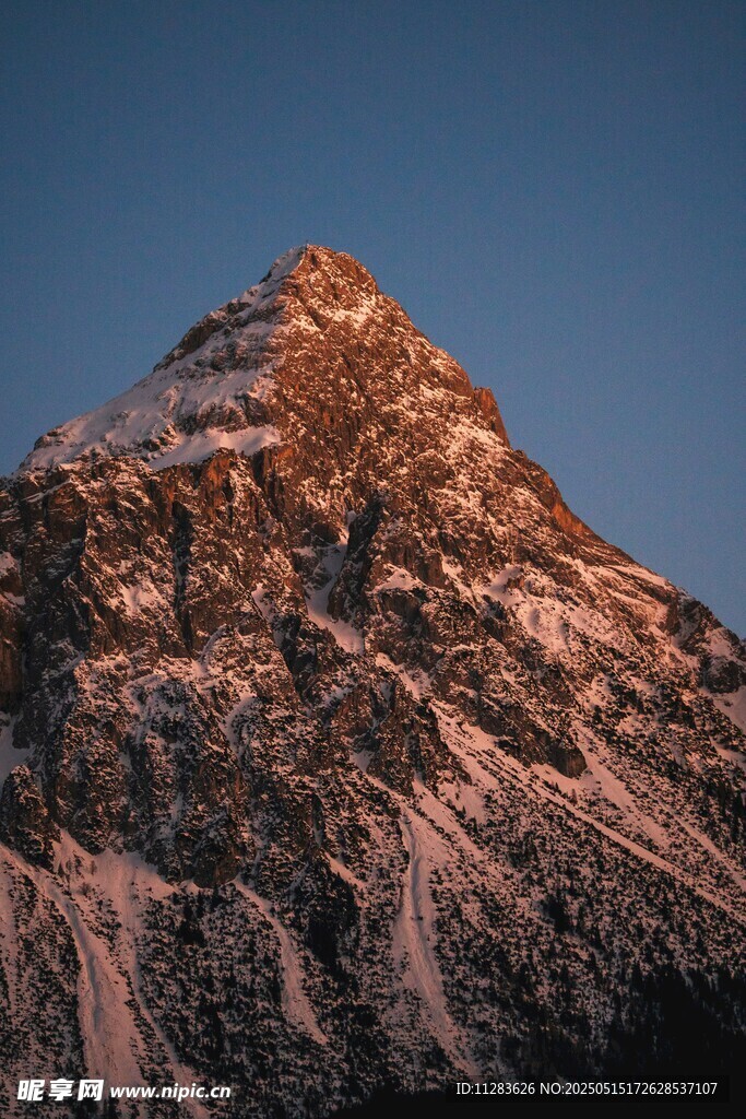 夕阳下的巍峨雪山