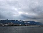 海上云雾缭绕的城市与山脉