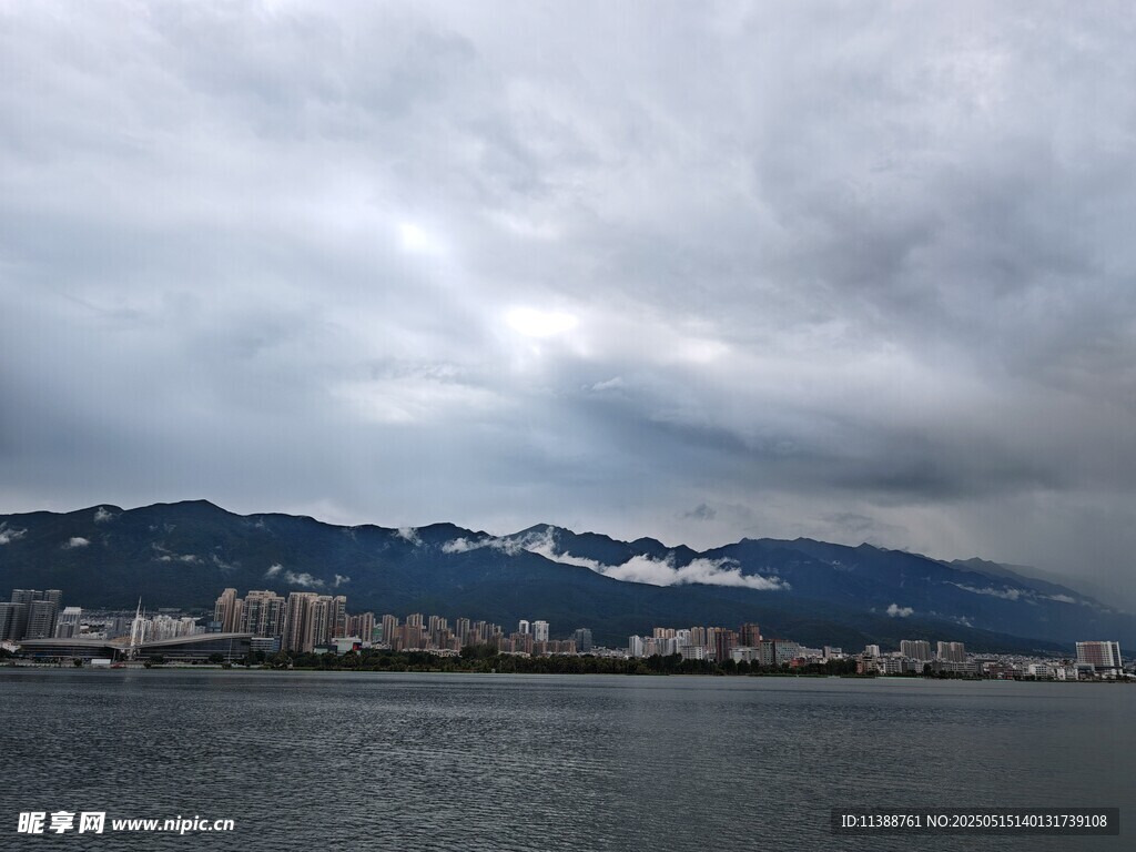 海上云雾缭绕的城市与山脉