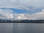 湖畔城市风光