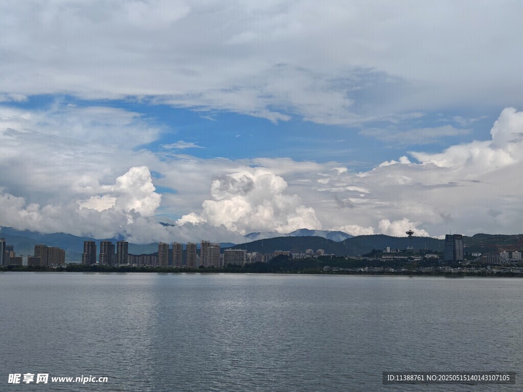 湖畔城市风光