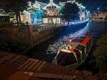 水乡夜景游船灯火璀璨