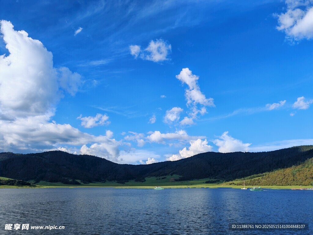 蓝天碧水间的秀丽湖景