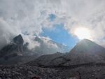 雪山云海间的壮丽日光