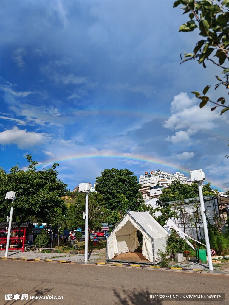 户外休闲小亭蓝天白云景