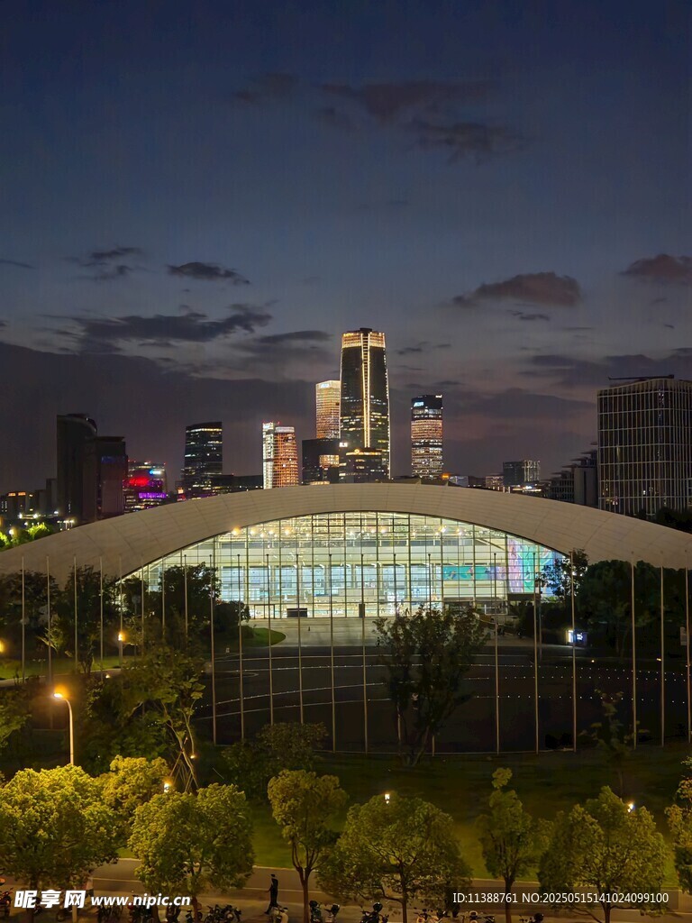 夜幕下的现代建筑景观