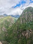 壮丽山峦云雾缭绕美景
