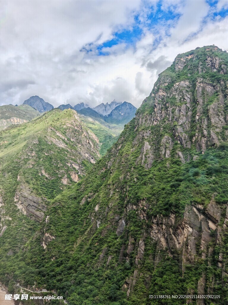 壮丽山峦云雾缭绕美景