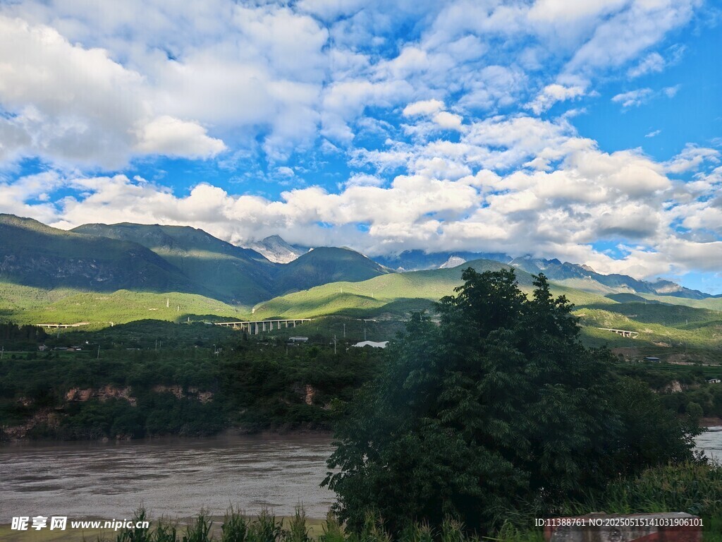 山间美景 蓝天白云绿树青山