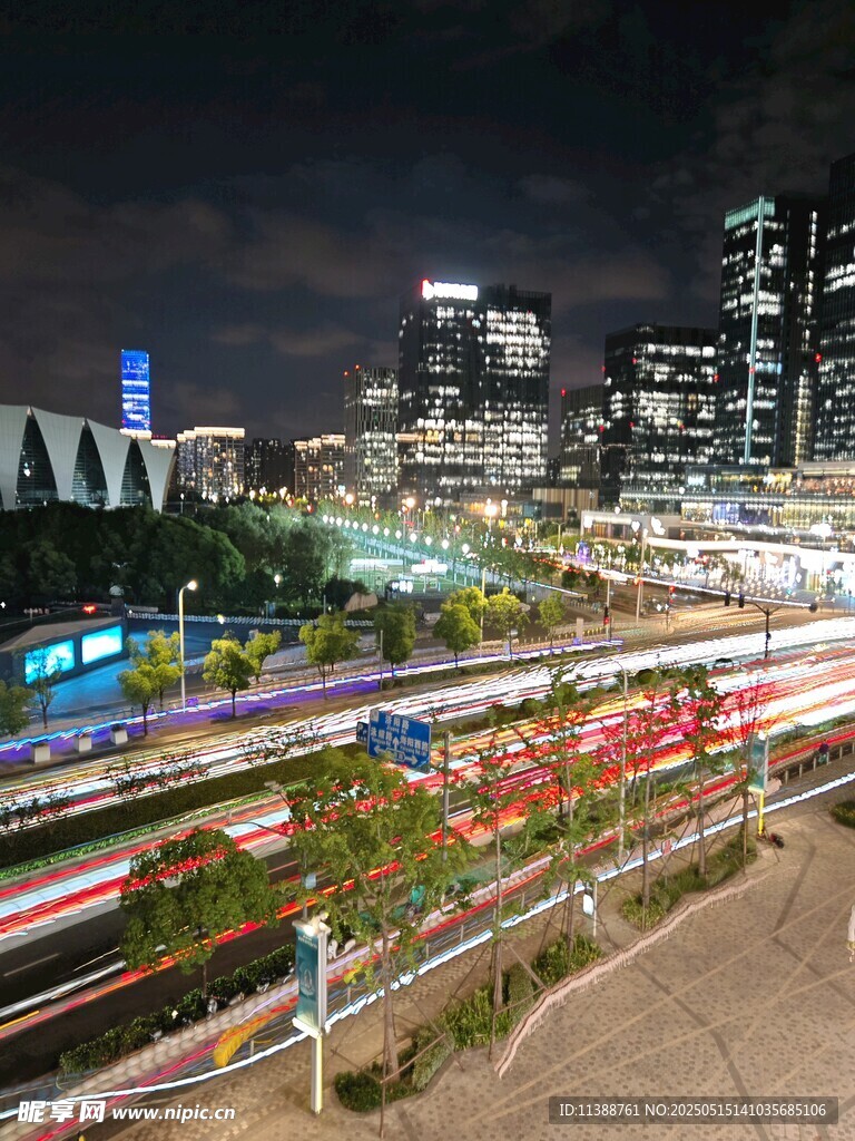 城市夜景车流灯光璀璨