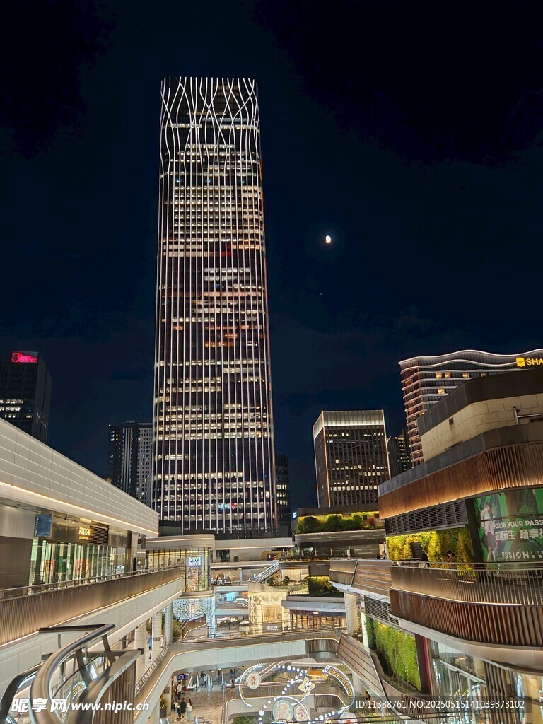 城市夜景中的摩天大楼
