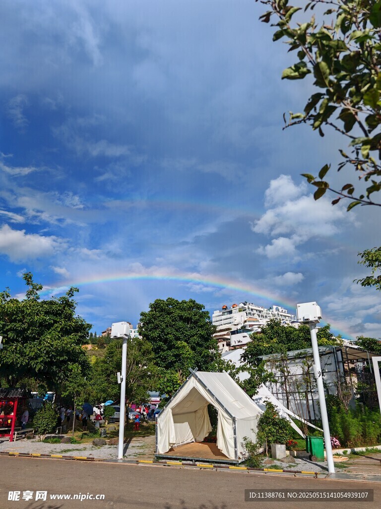 户外清新场景中的小屋