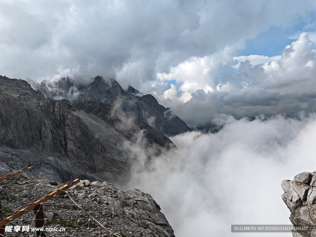 高山云海壮丽景观