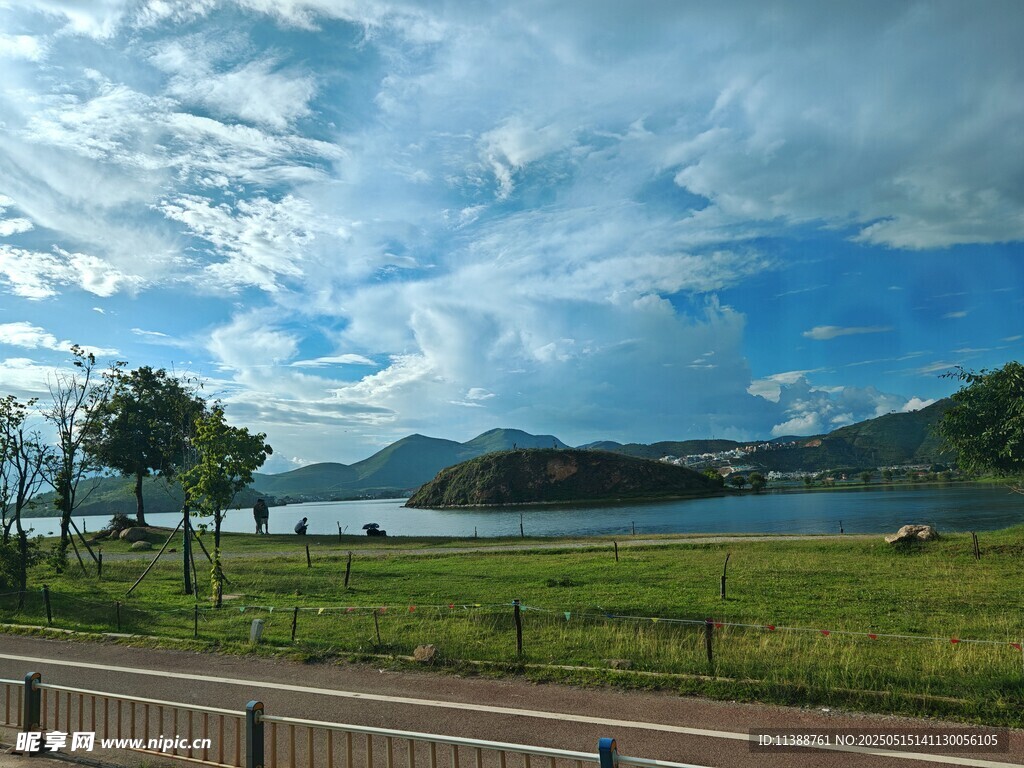 湖畔美景 蓝天白云绿草