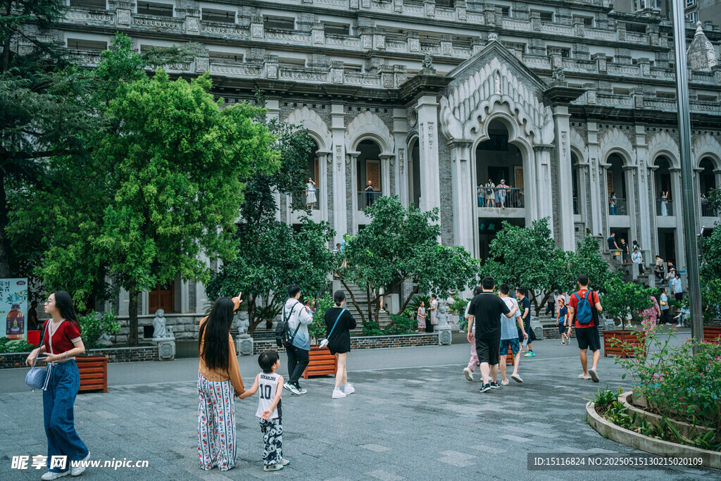 古老建筑前的热闹场景