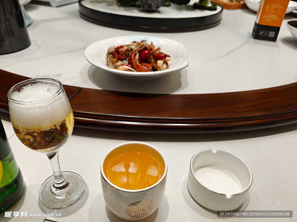 餐桌上的酒杯