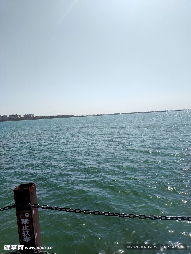 海边围栏处的广阔水域景色