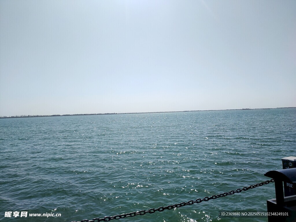 海边栏杆处的辽阔海景