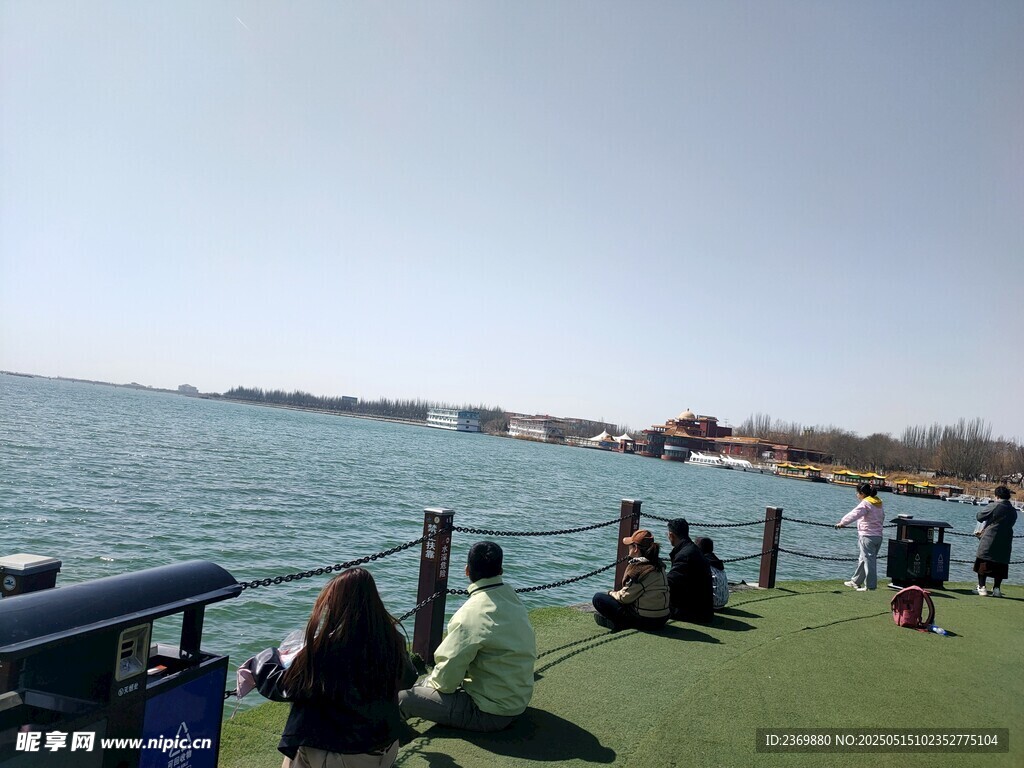海边休闲场景 众人惬意观景