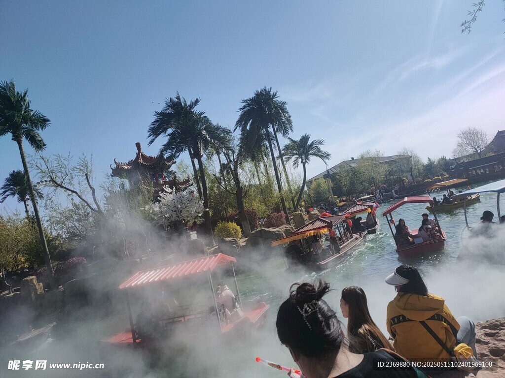 游乐园水上项目热闹场景