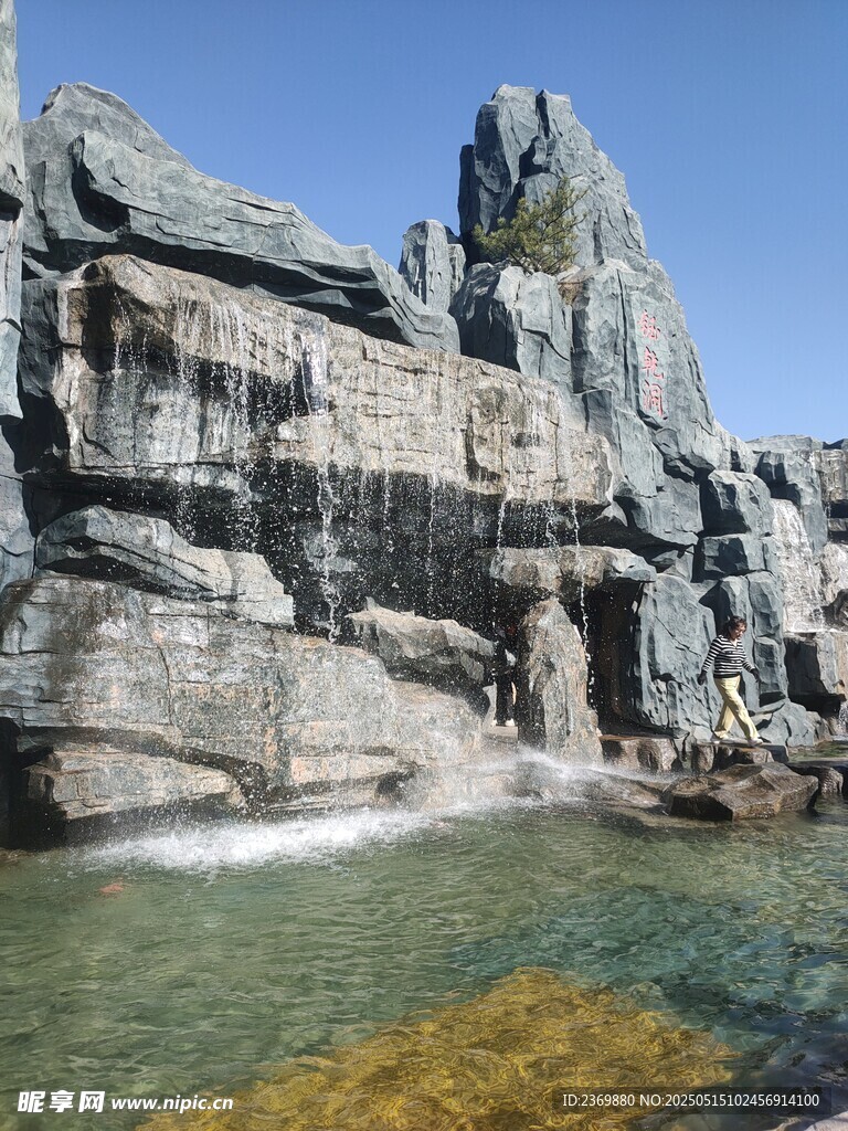 海边嶙峋岩石与清澈海水