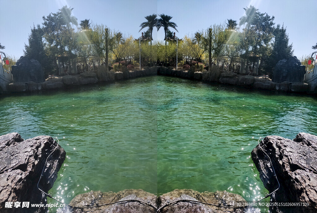 清澈碧绿的户外自然水池