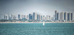 海滨城市海景与航行帆船