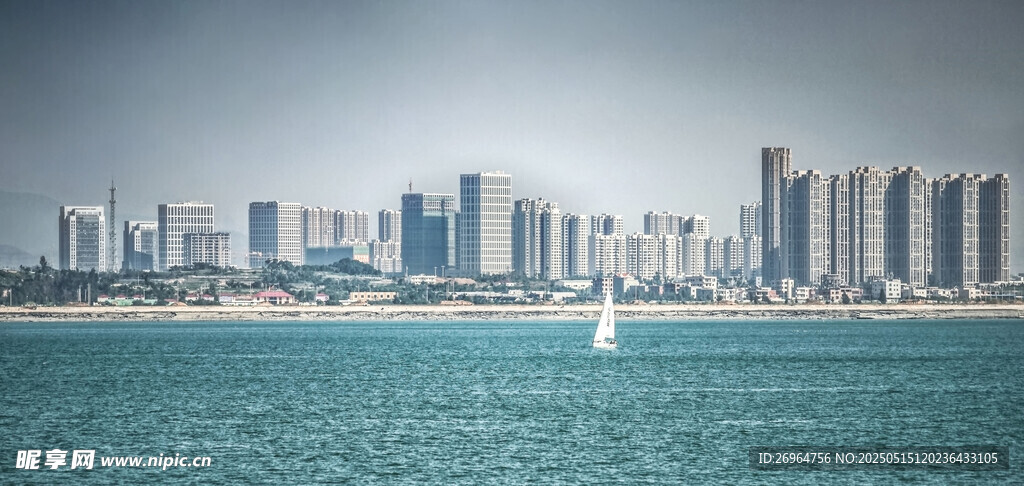 海滨城市海景与航行帆船