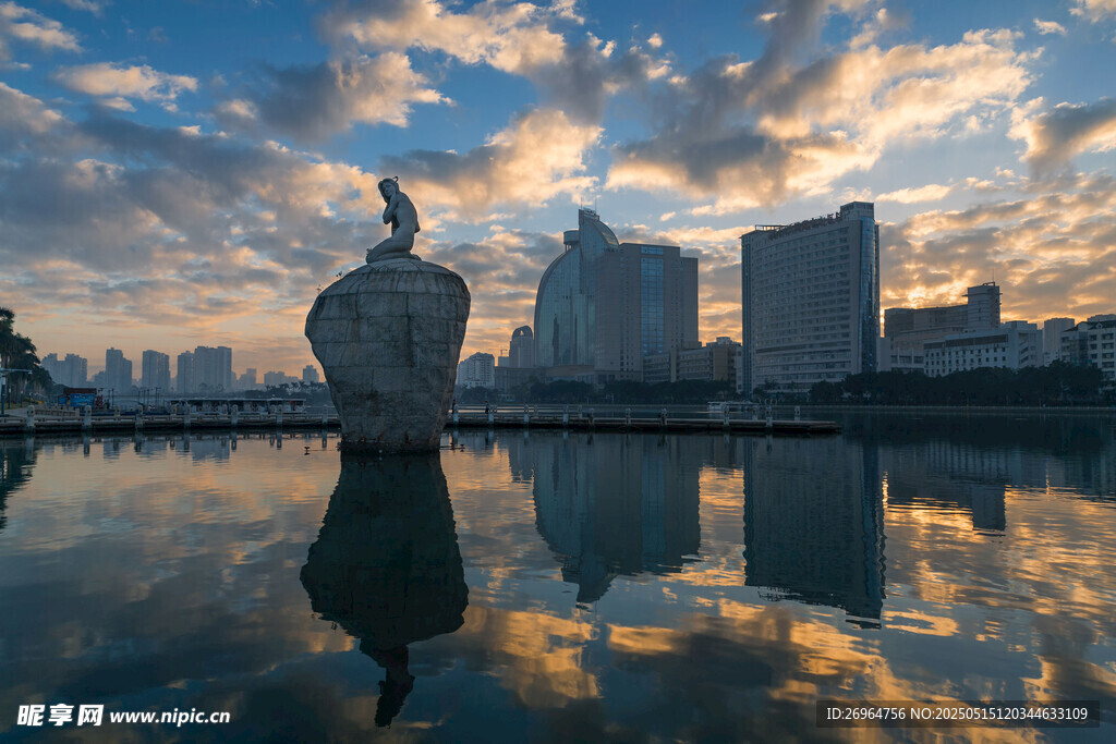 城市湖畔黄昏雕塑美景