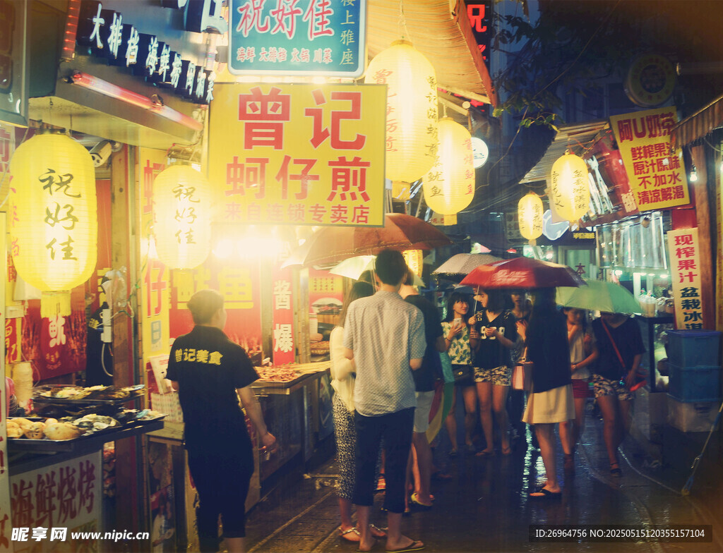 热闹的夜间街头小吃摊