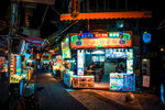 热闹的街头便利店夜景