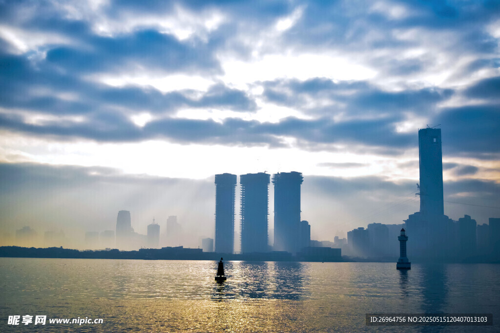 城市江畔壮丽天际线景观