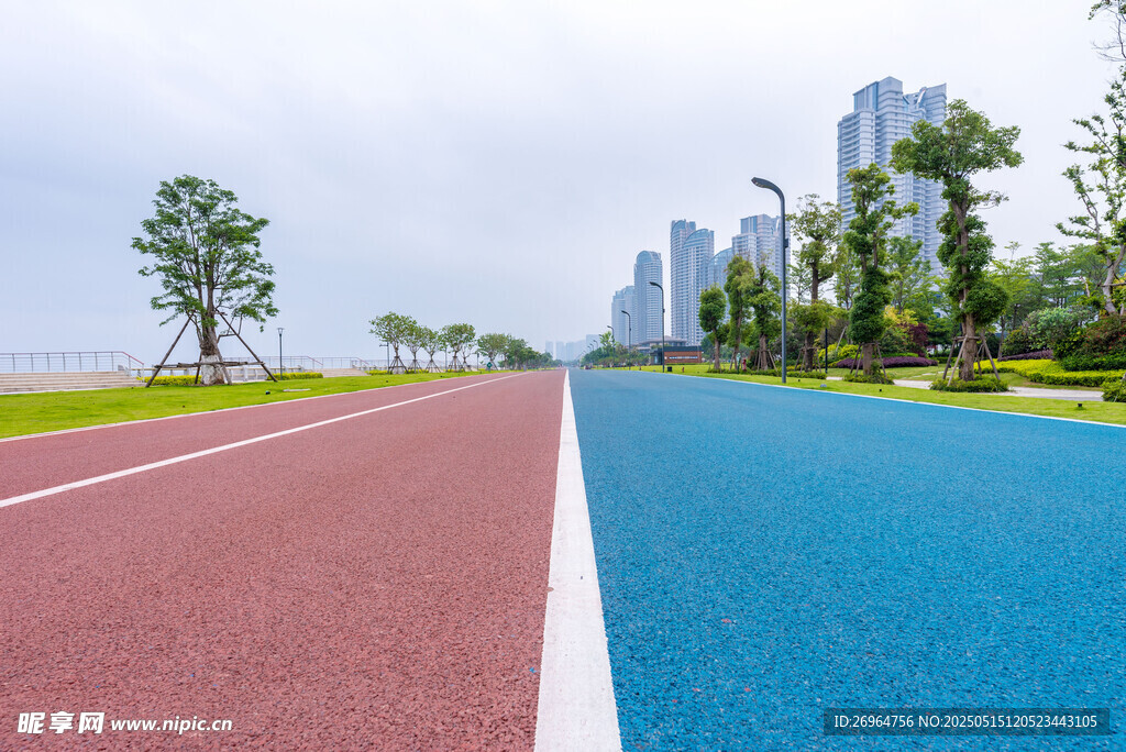 城市彩色跑道与高楼景观
