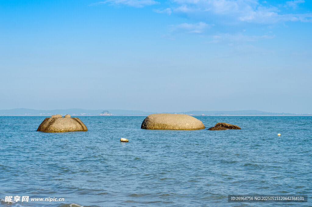 海上双石 蓝天碧波美景