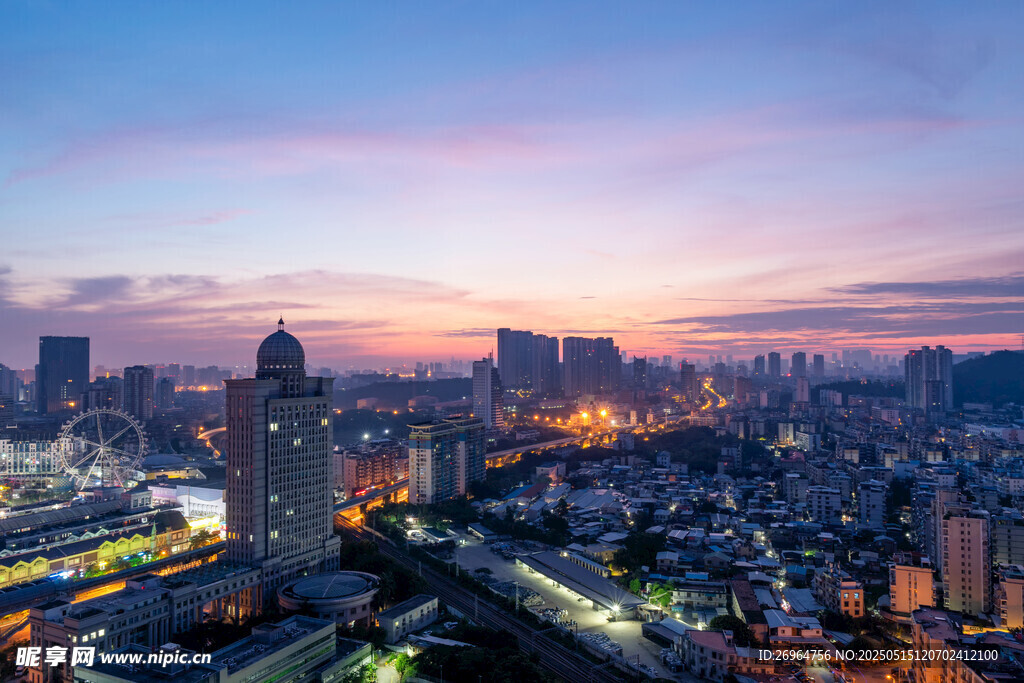 城市黄昏天际线美丽夜景