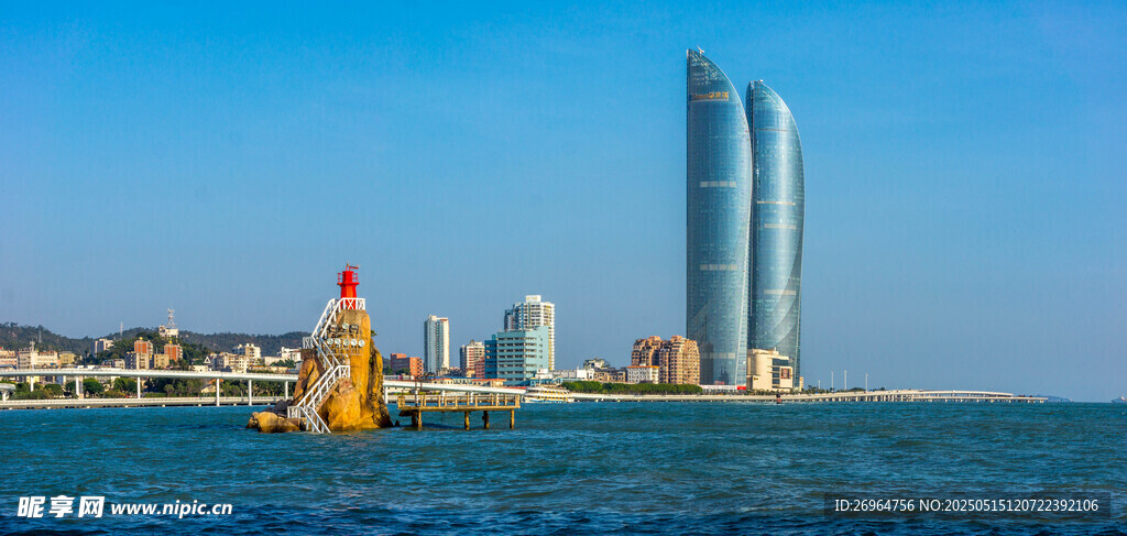 海滨城市的现代建筑景观