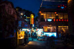 古街夜色中的热闹市集