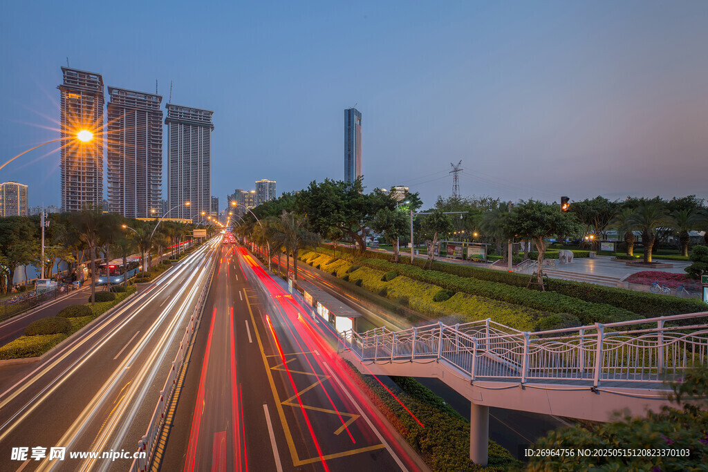 城市道路夜景车流风景线