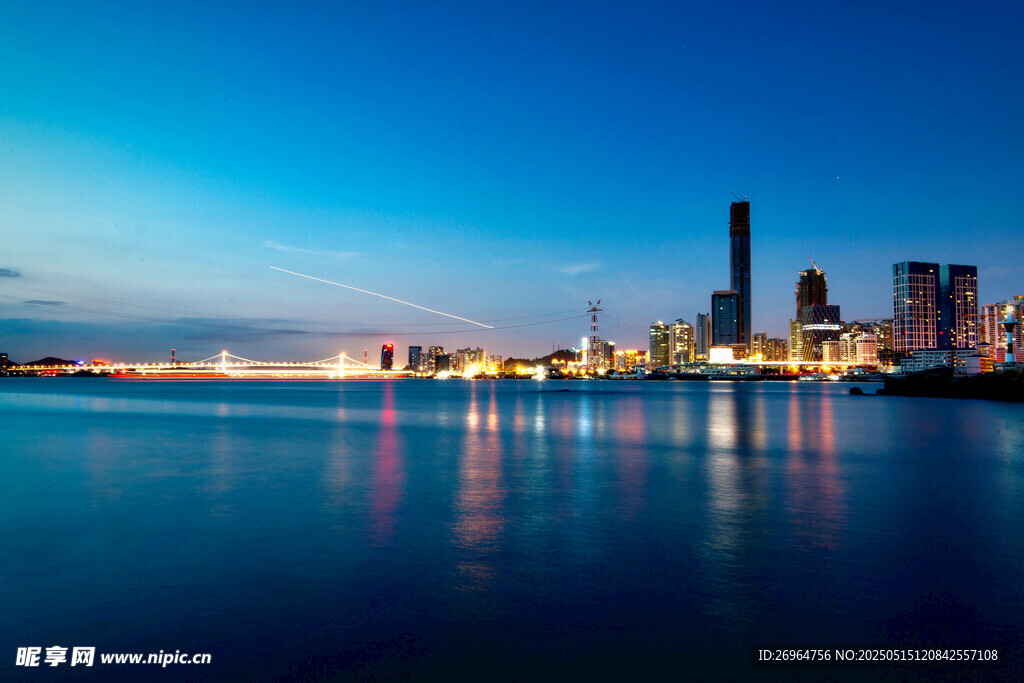 城市滨水夜景璀璨风光