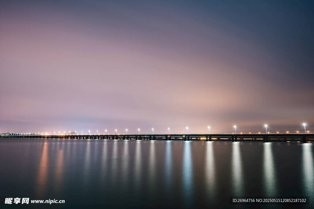 夜幕下的桥与平静水面