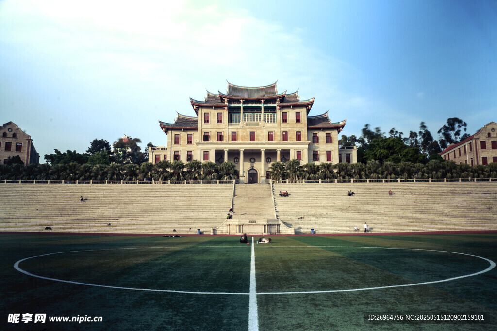 校园足球场与中式建筑