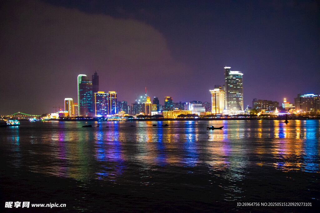 城市夜景璀璨的河畔风光