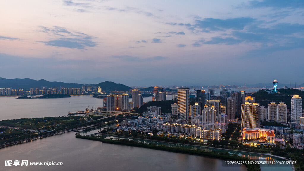 城市江畔黄昏美丽景致