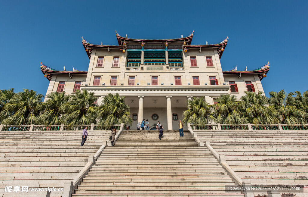 中式古建筑前的石阶景观