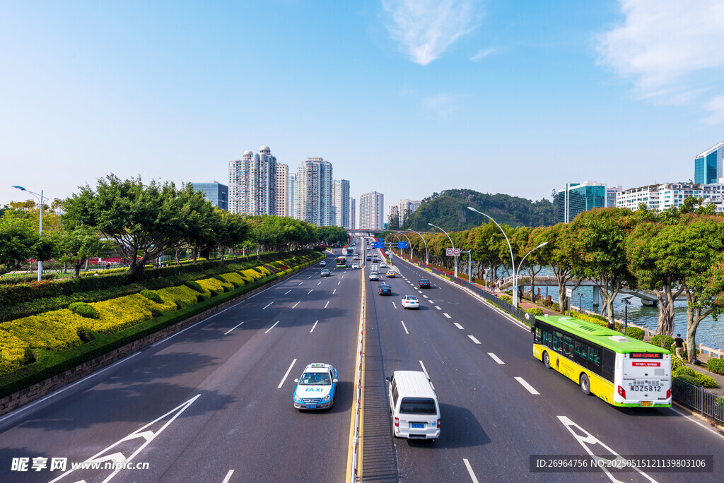 城市宽阔道路上的车辆行驶