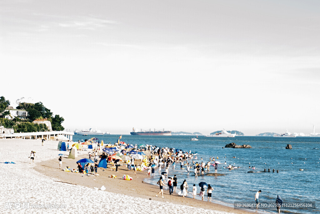 热闹的海滨沙滩游玩场景