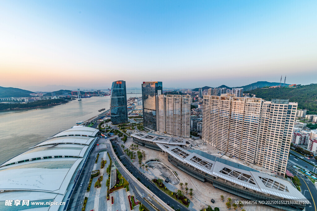 城市河畔现代建筑群景观