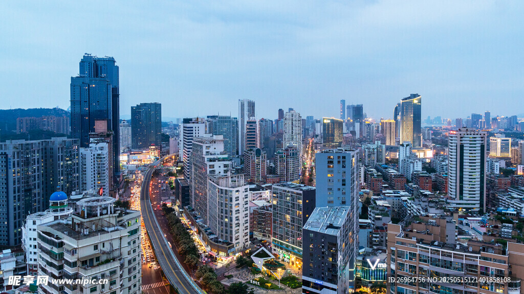 城市天际线夜景俯瞰图